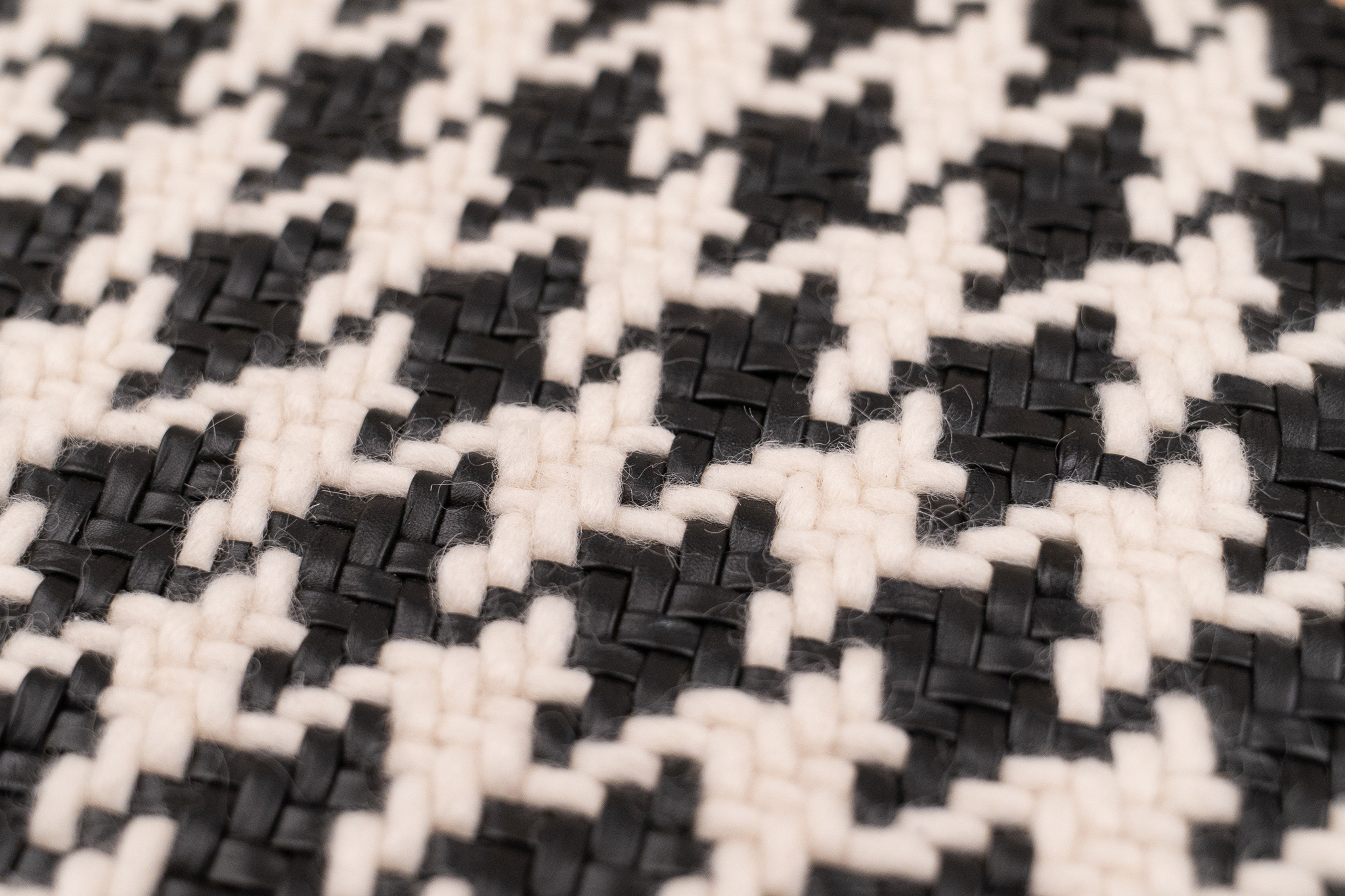 Sherlock Lana Black and Natural (close-up, angle)